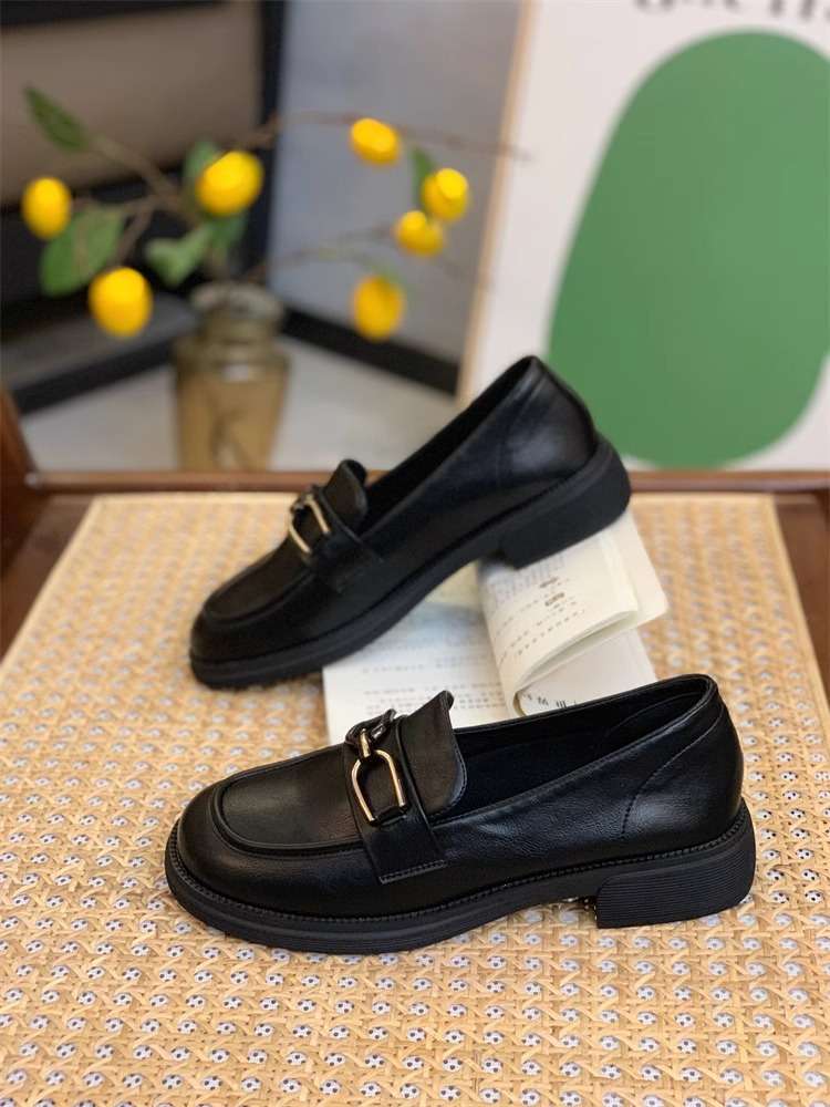 ローファーレディース 飾り金具付きクラシカルローファー