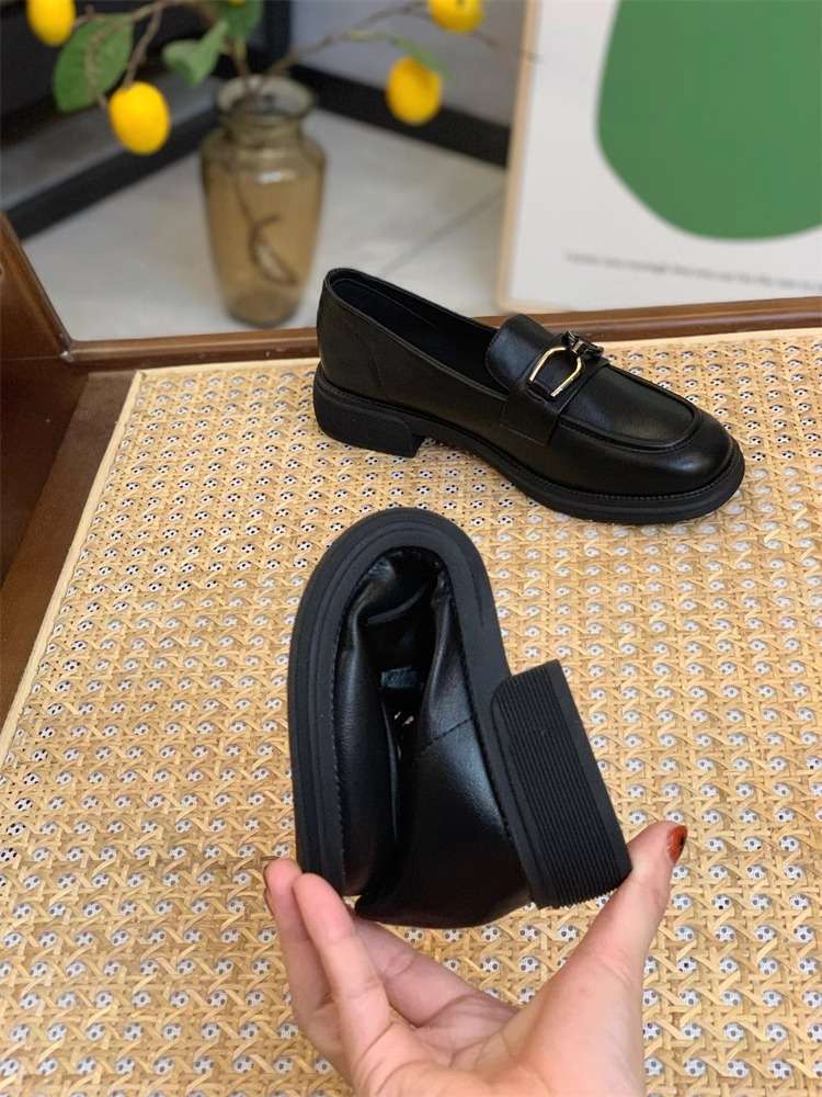 ローファーレディース 飾り金具付きクラシカルローファー