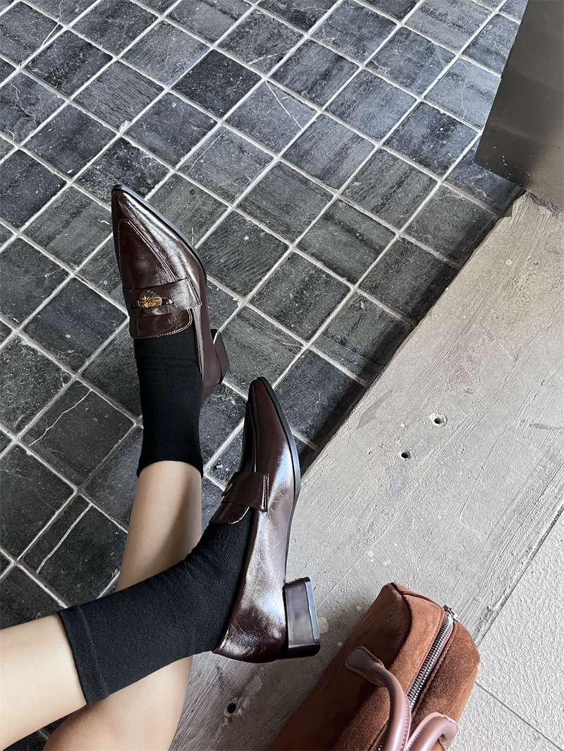 ローファーレディース クラシカル 尖り革靴 メタルローファー