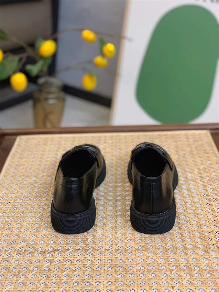 ローファーレディース 飾り金具付きクラシカルローファー