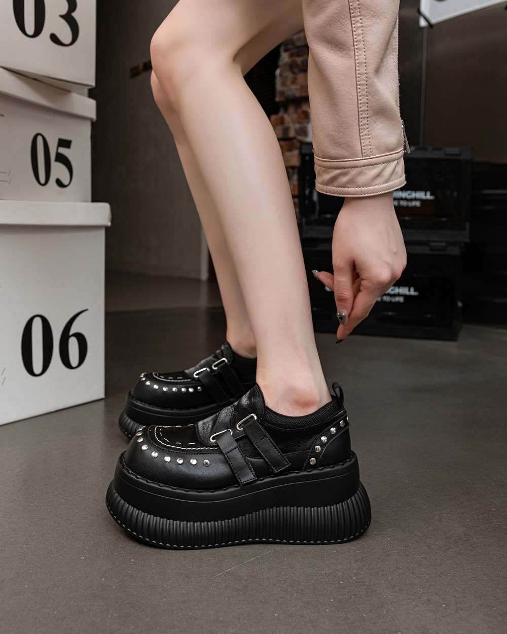 ローファーレディース スタッズ付きベルト厚底ローファー