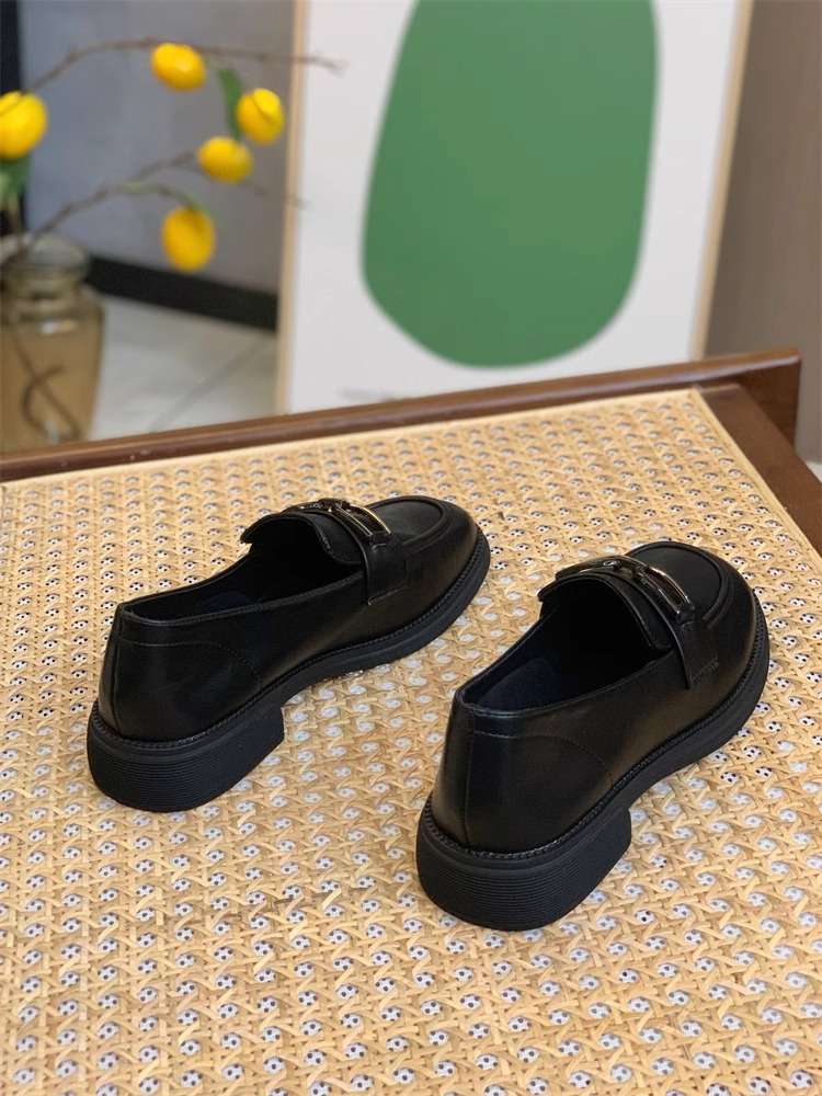 ローファーレディース 飾り金具付きクラシカルローファー